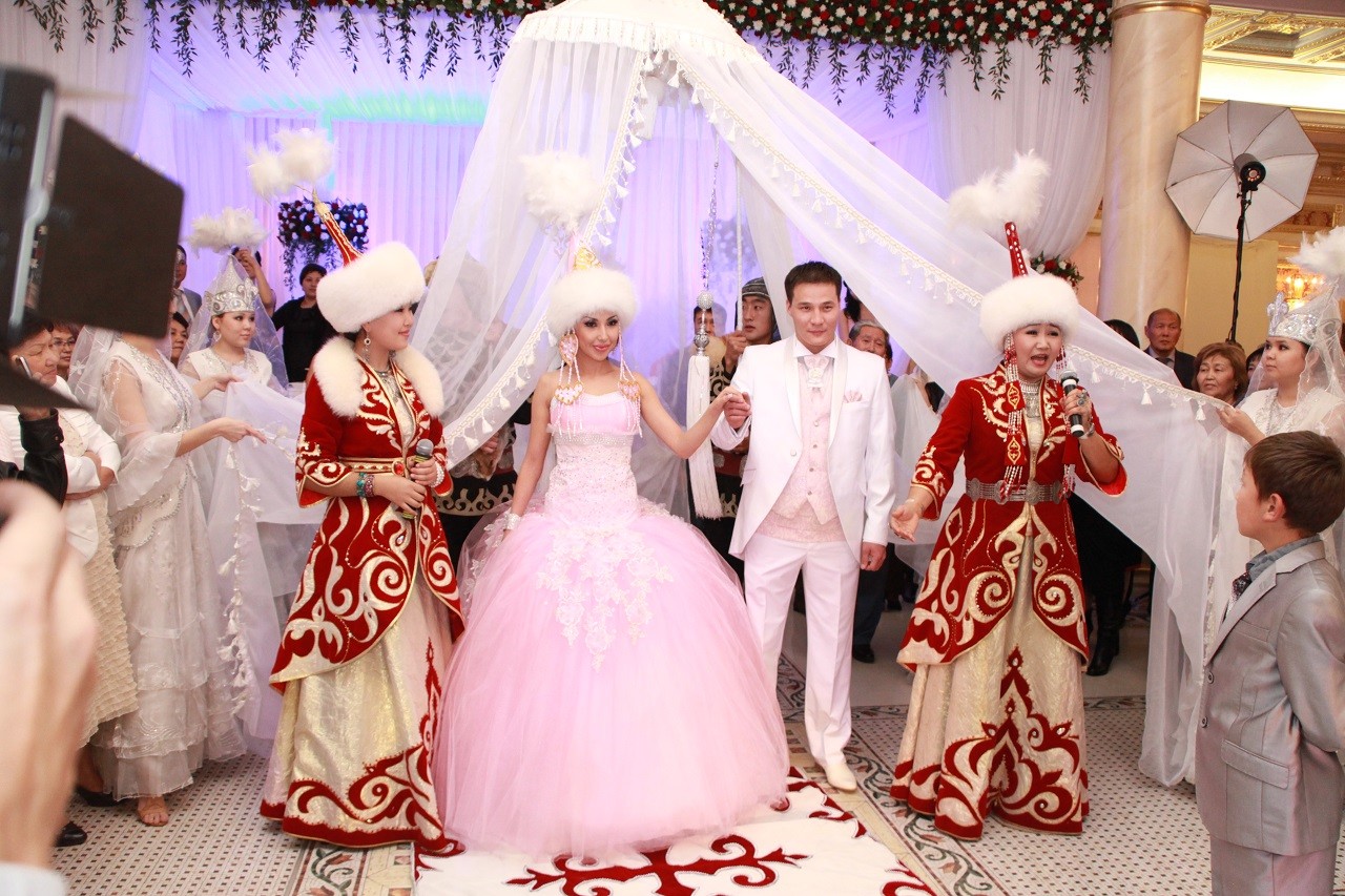 Казахская свадьба на казахском языке. Казахская традиция кыз узату. Келин тусиру. Свадебные традиции в Казахстане.